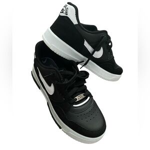 Nike Athletic Club Sneakers – Men’s Size 5.5 – Almost New